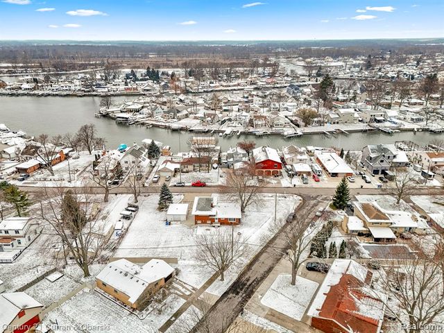 30631 Bayview Drive, Gibraltar, MI 48173