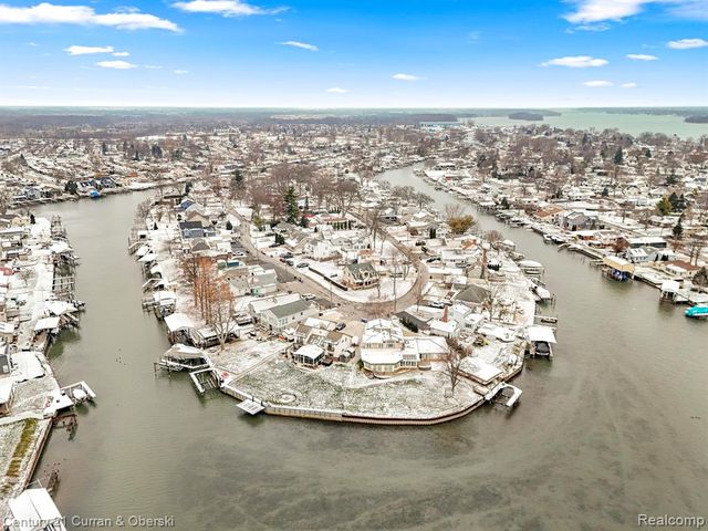 30631 Bayview Drive, Gibraltar, MI 48173