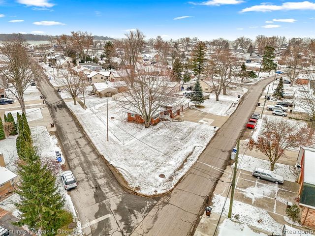 30631 Bayview Drive, Gibraltar, MI 48173