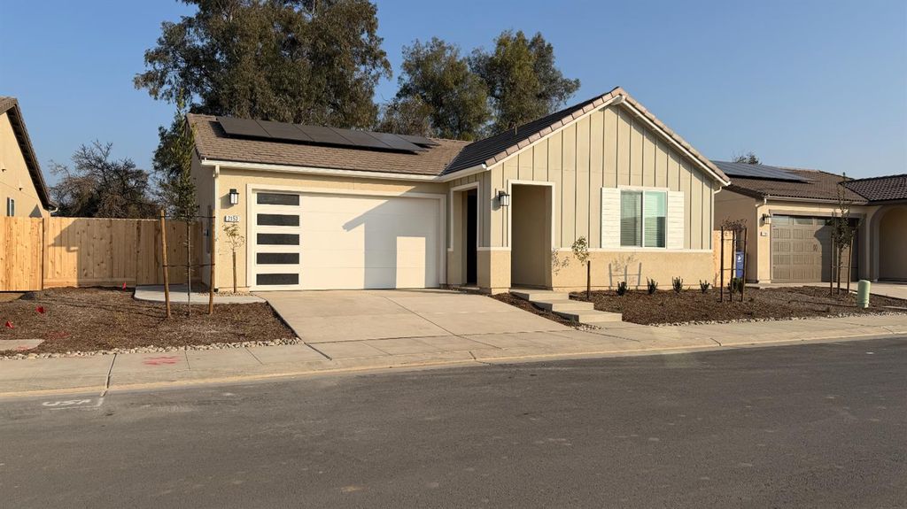 Image 2 of property listing at 2153 N Renn Avenue, Clovis, CA 93619