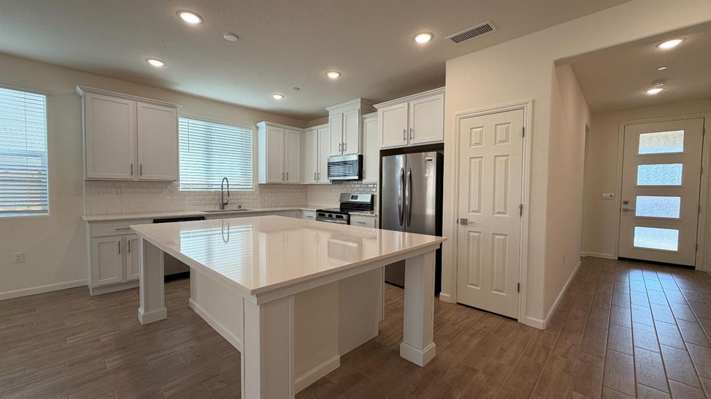 Image 4 of property listing at 2153 N Renn Avenue, Clovis, CA 93619