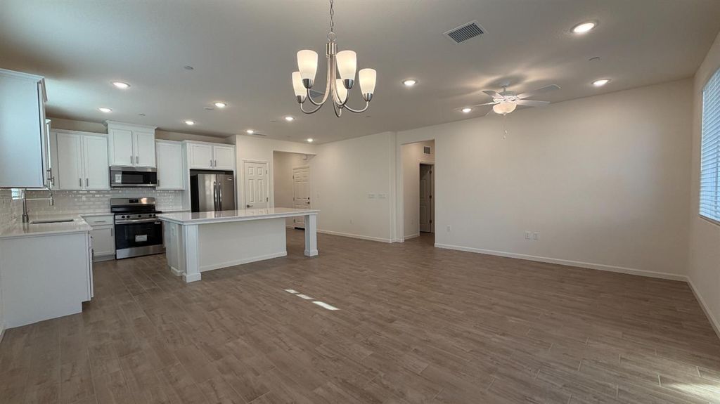 Image 8 of property listing at 2153 N Renn Avenue, Clovis, CA 93619