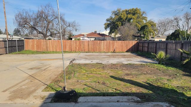 1244 W Pontiac Way, Fresno, CA 93705