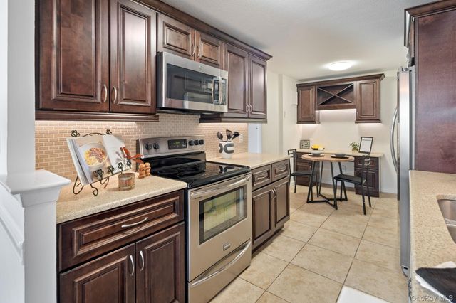 400 High Point Drive PH5, Hartsdale, NY 10530