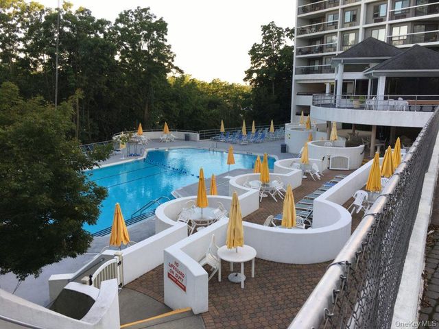 400 High Point Drive PH5, Hartsdale, NY 10530