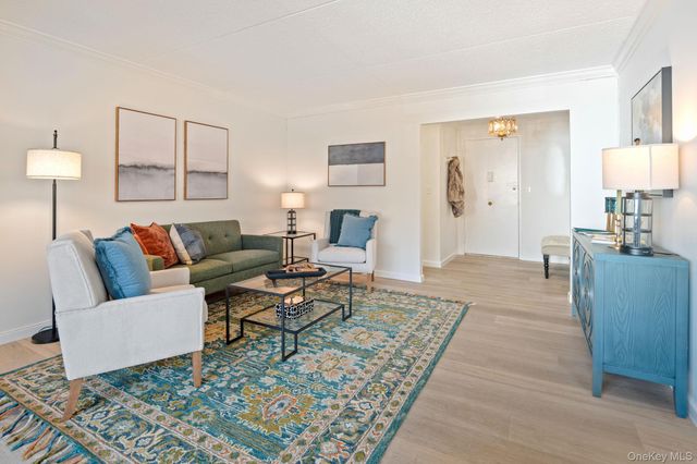 400 High Point Drive PH5, Hartsdale, NY 10530