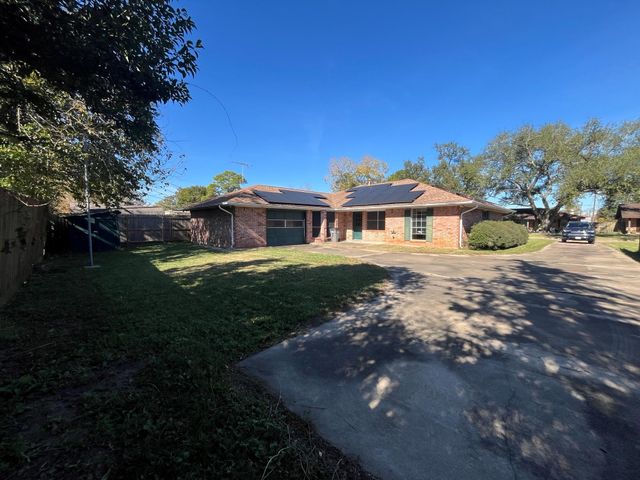 305 Leonard Street, Angleton, TX 77515