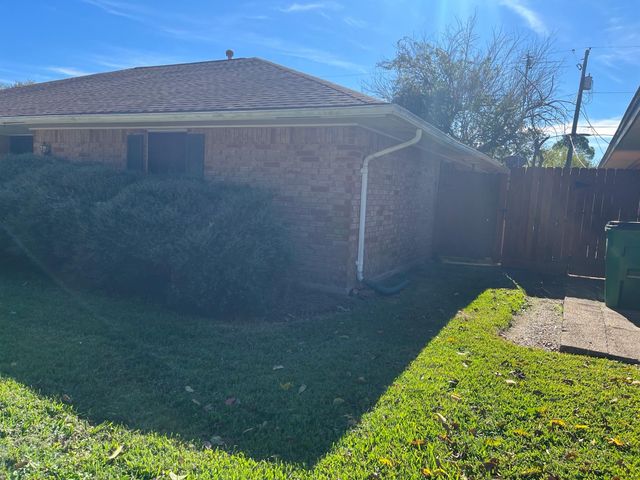 305 Leonard Street, Angleton, TX 77515