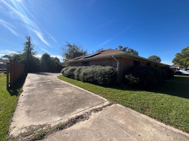 305 Leonard Street, Angleton, TX 77515