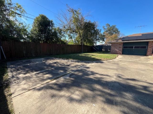 305 Leonard Street, Angleton, TX 77515