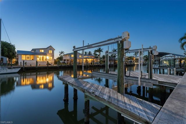 566 Coconut AVE, Goodland, FL 34140