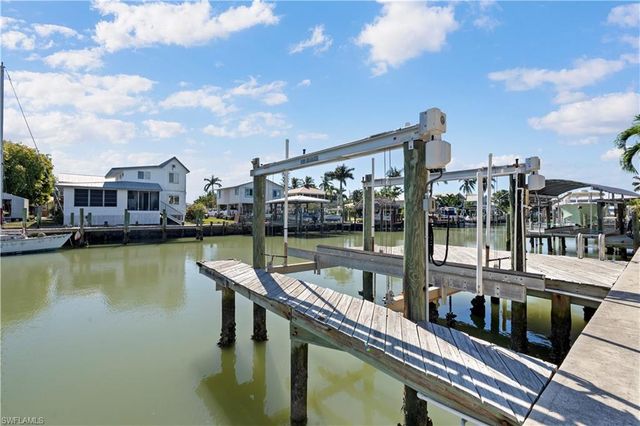 566 Coconut AVE, Goodland, FL 34140