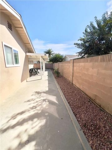 1521 W Westmont, Hemet, CA 92543