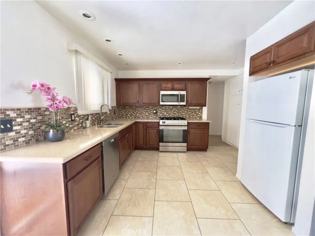 1521 W Westmont, Hemet, CA 92543