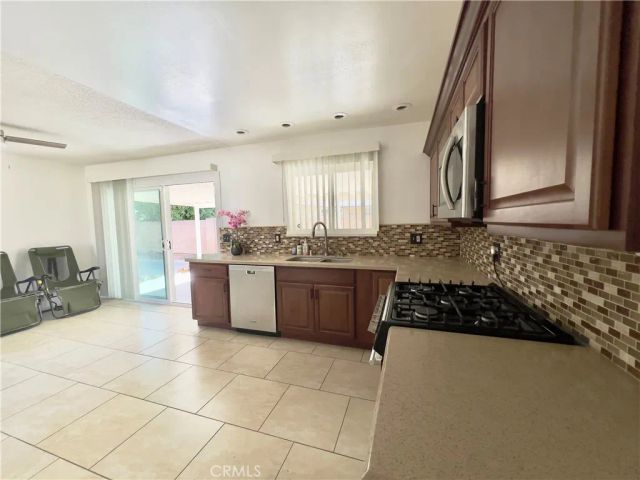1521 W Westmont, Hemet, CA 92543