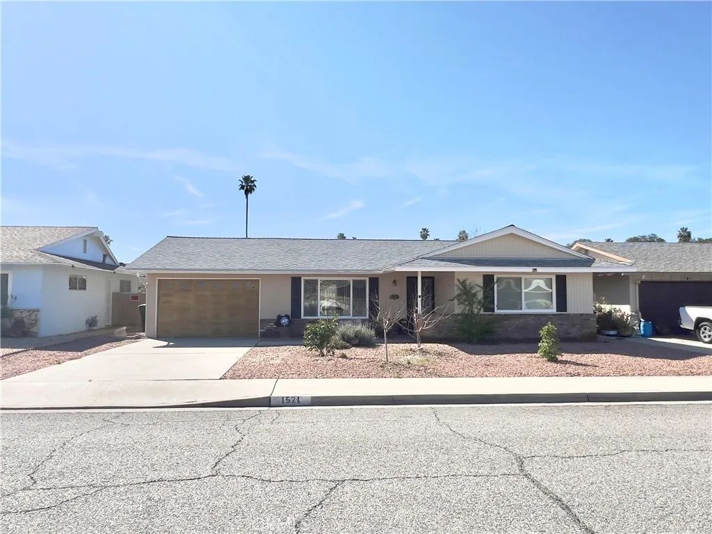 1521 W Westmont, Hemet, CA 92543