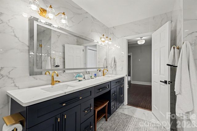 2814 winding oak Drive, Charlotte, NC 28270