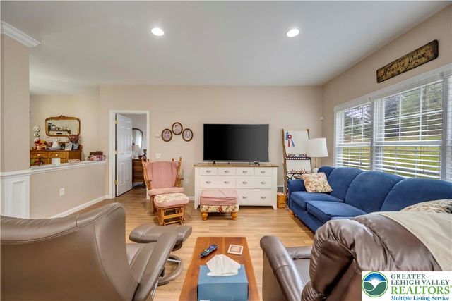 36 Glenmoor Circle North, Palmer Twp, PA 18045