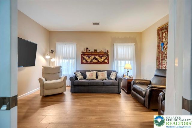 36 Glenmoor Circle North, Palmer Twp, PA 18045