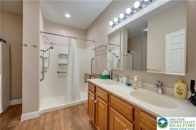 36 Glenmoor Circle North, Palmer Twp, PA 18045
