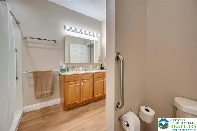 36 Glenmoor Circle North, Palmer Twp, PA 18045