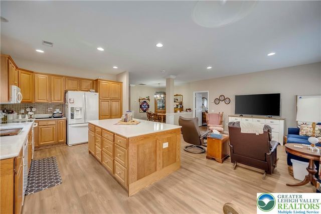 36 Glenmoor Circle North, Palmer Twp, PA 18045