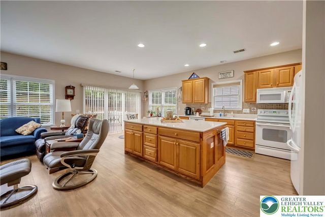 36 Glenmoor Circle North, Palmer Twp, PA 18045