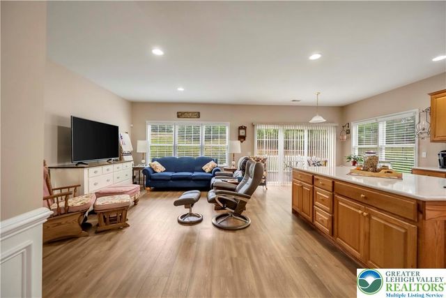 36 Glenmoor Circle North, Palmer Twp, PA 18045