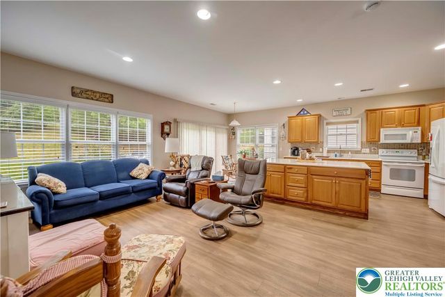 36 Glenmoor Circle North, Palmer Twp, PA 18045