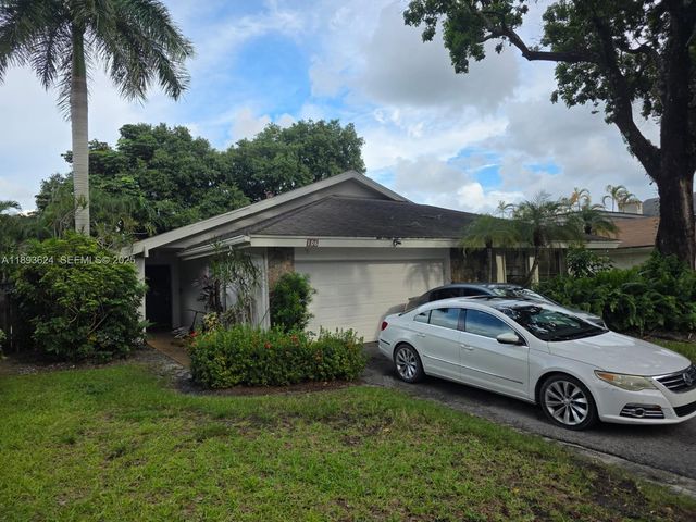 106 Kensington Road, Hollywood, FL 33021