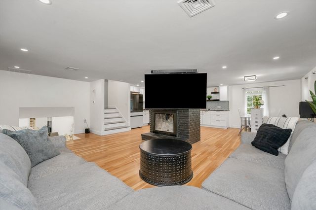230 North St, Tewksbury, MA 01876