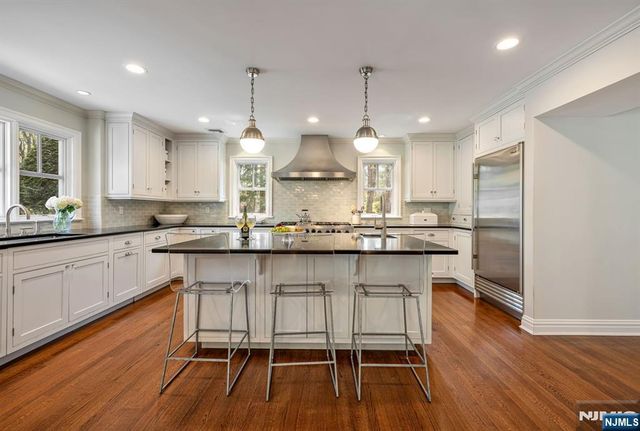 8 Mill Glen Court, Upper Saddle River, NJ 07458