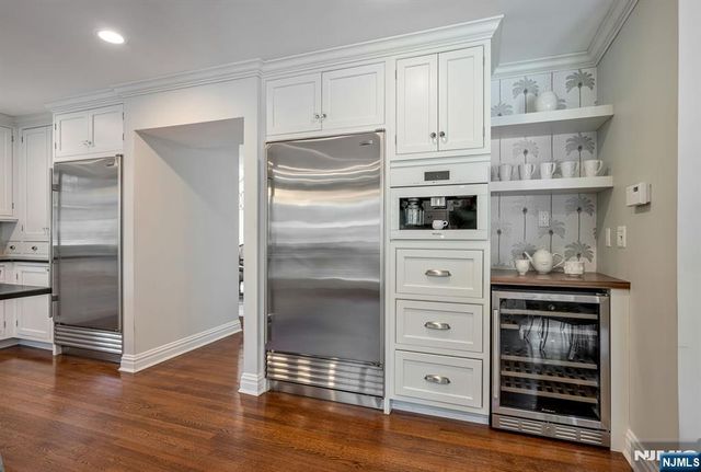 8 Mill Glen Court, Upper Saddle River, NJ 07458