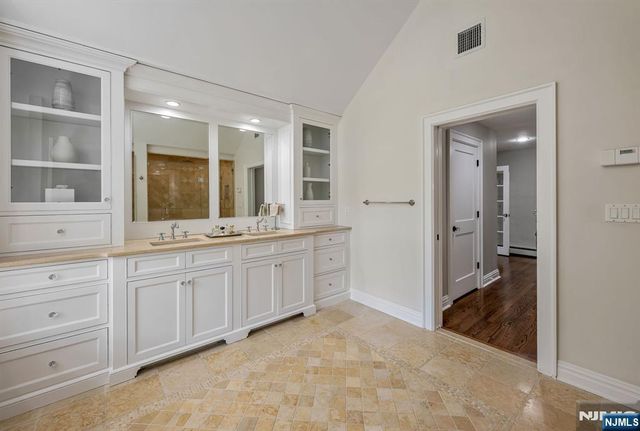 8 Mill Glen Court, Upper Saddle River, NJ 07458