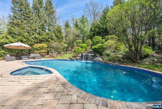 8 Mill Glen Court, Upper Saddle River, NJ 07458