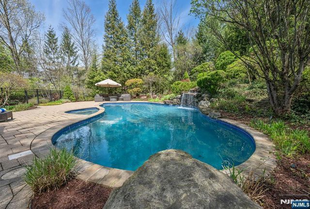 8 Mill Glen Court, Upper Saddle River, NJ 07458