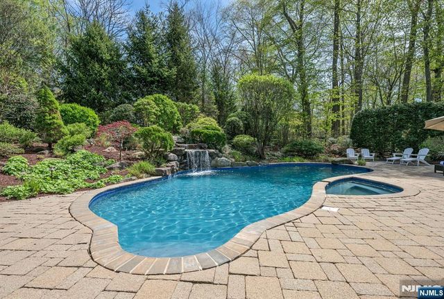 8 Mill Glen Court, Upper Saddle River, NJ 07458