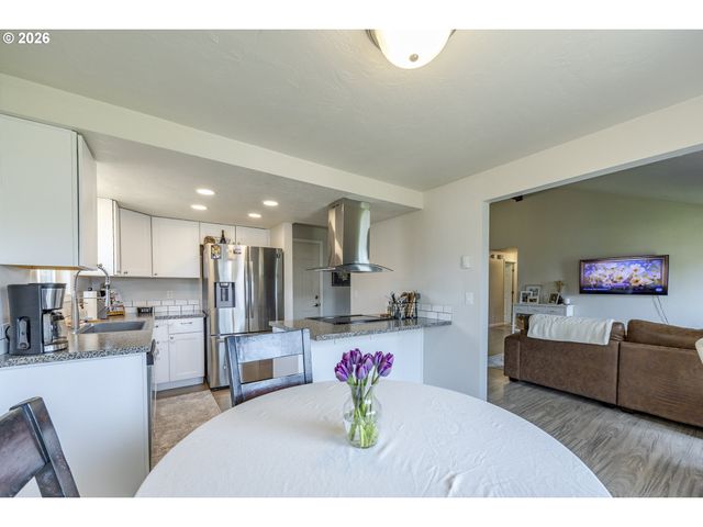 1530 DOLA St, Eugene, OR 97402