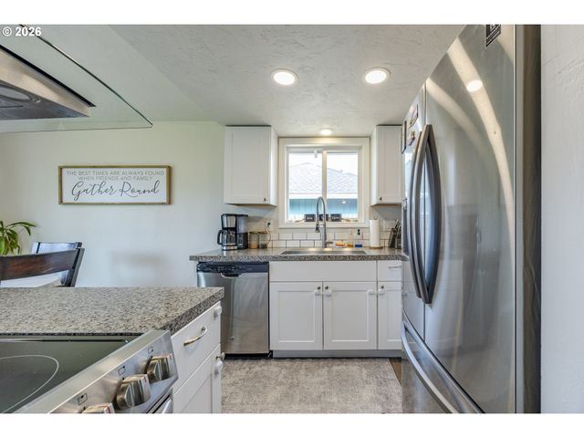 1530 DOLA St, Eugene, OR 97402