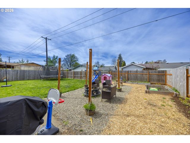 1530 DOLA St, Eugene, OR 97402