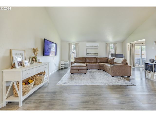 1530 DOLA St, Eugene, OR 97402