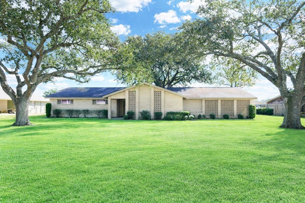 609 Oak Ln, Thibodaux, LA 70301