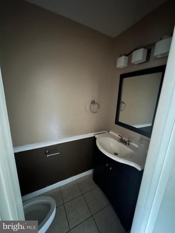 Image 10 of property listing at 7602 WESTLAKE TER #19, Bethesda, MD 20817
