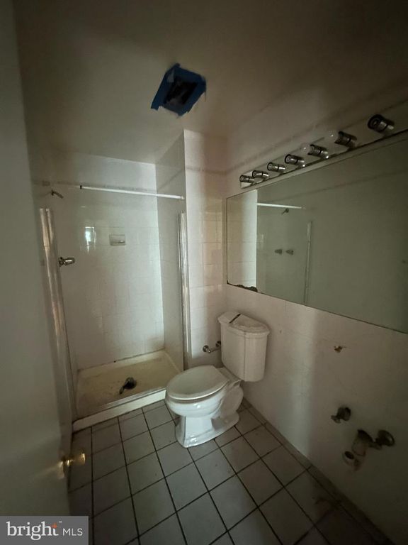 Image 17 of property listing at 7602 WESTLAKE TER #19, Bethesda, MD 20817