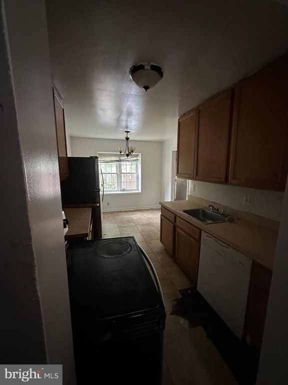 Image 4 of property listing at 7602 WESTLAKE TER #19, Bethesda, MD 20817