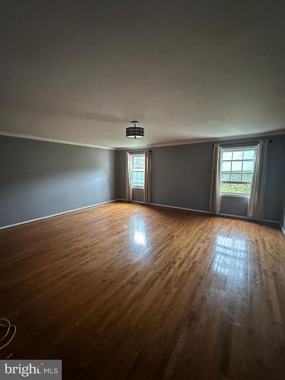 Image 5 of property listing at 7602 WESTLAKE TER #19, Bethesda, MD 20817