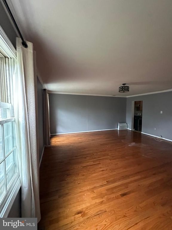 Image 6 of property listing at 7602 WESTLAKE TER #19, Bethesda, MD 20817
