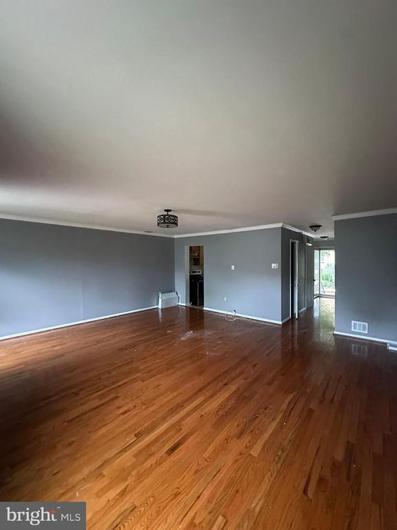 Image 7 of property listing at 7602 WESTLAKE TER #19, Bethesda, MD 20817