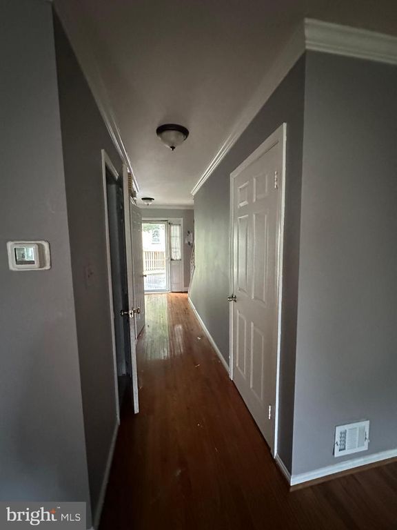 Image 8 of property listing at 7602 WESTLAKE TER #19, Bethesda, MD 20817