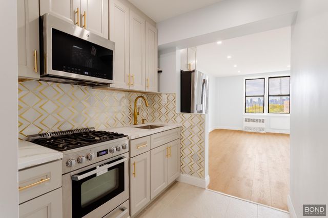 5021 39th Pl Apt 5C, New York City, NY 11104